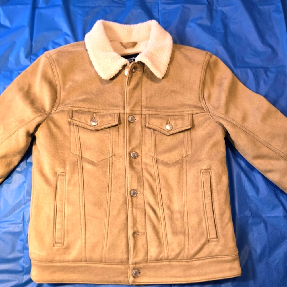 Abercrombie & Fitch Cropped Vegan Suede Shearling Jacket. Women's Size Small